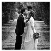 La Sposa prendendo per la cravatta lo Sposo lo tira a se per un bacio