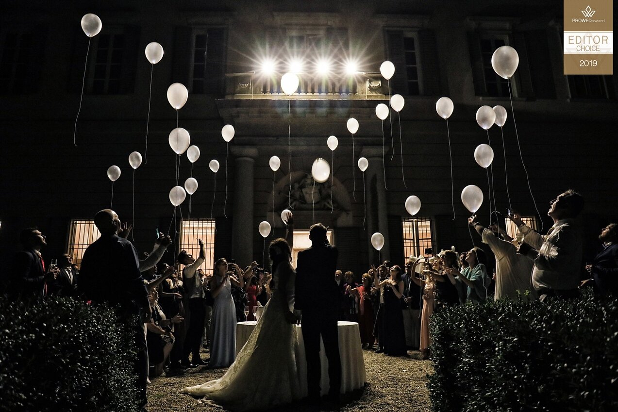 Il lancio dei palloncini in notturna Un momento in cui gli invitati lasciano andare i palloncini bianchi di buon augurio per gli sposi