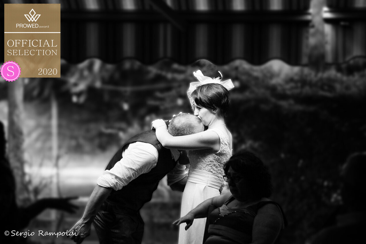 Un momento di tenerezza La Sposa che bacia affettuosamente lo Sposo sulla testa. Official selection Prowedawards