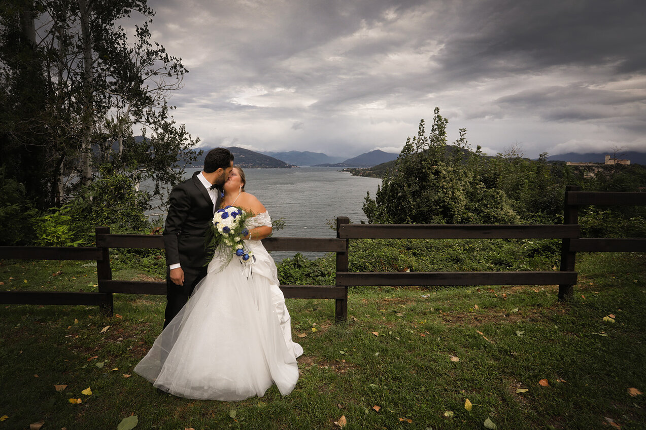 Il bacio Romantico con lo sfondo del lago MAggiore
