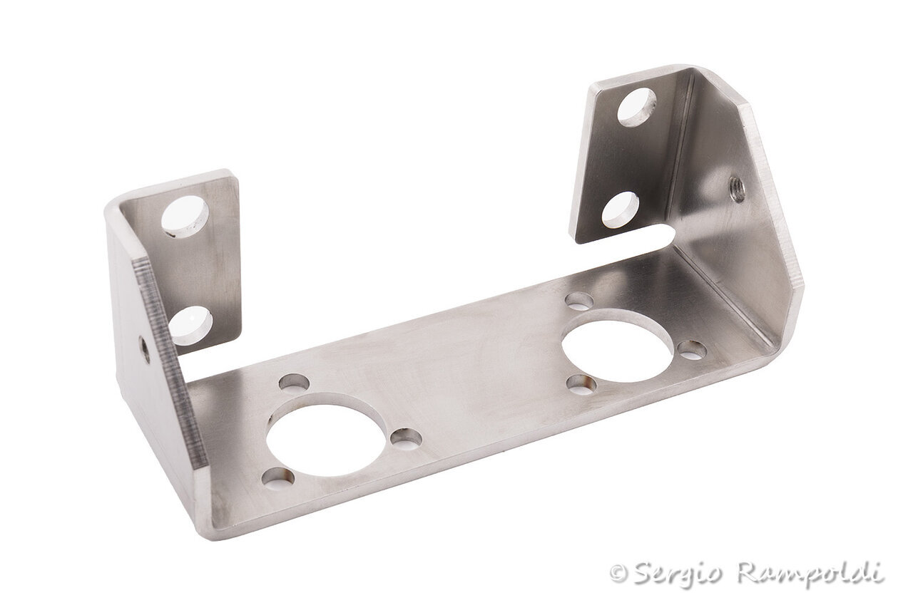 Un pezzo di produzione Un manufatto ripreso proprio con lo stile still life su fondo bianco per evindenziare la lavorazione