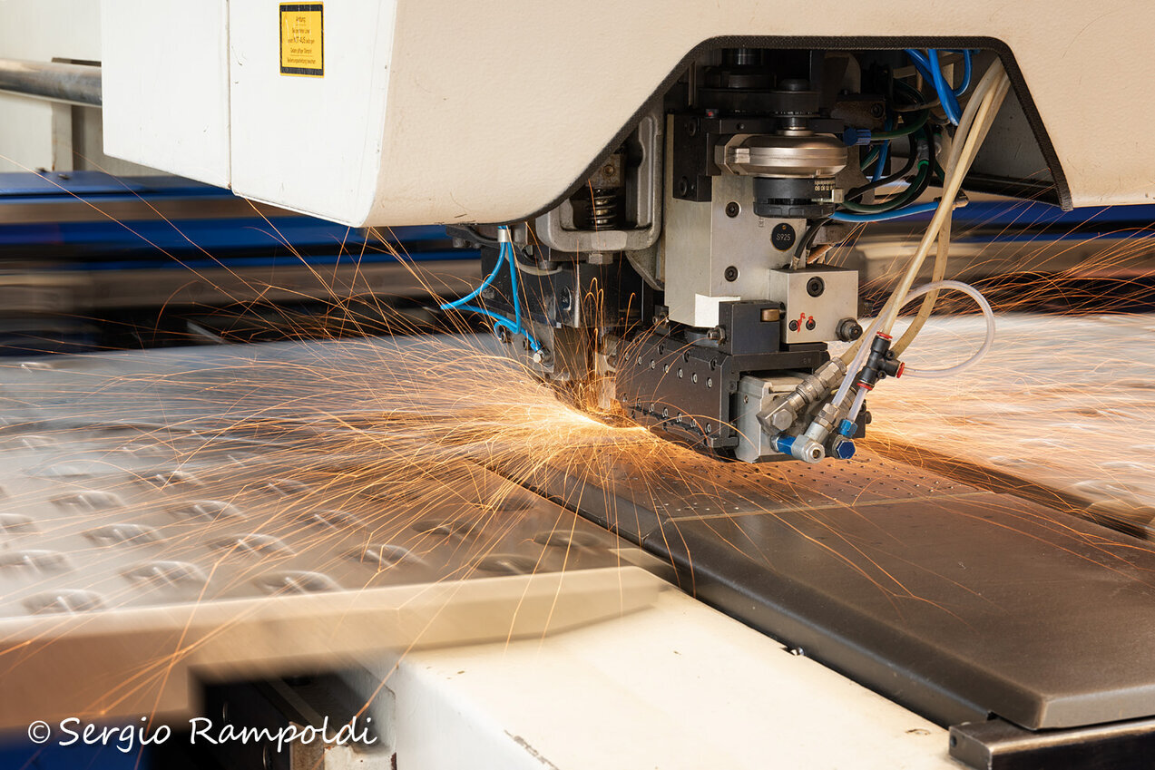 Taglio laser Una fotografia mentre una tagliatrice laser sta sagomando una lamiera