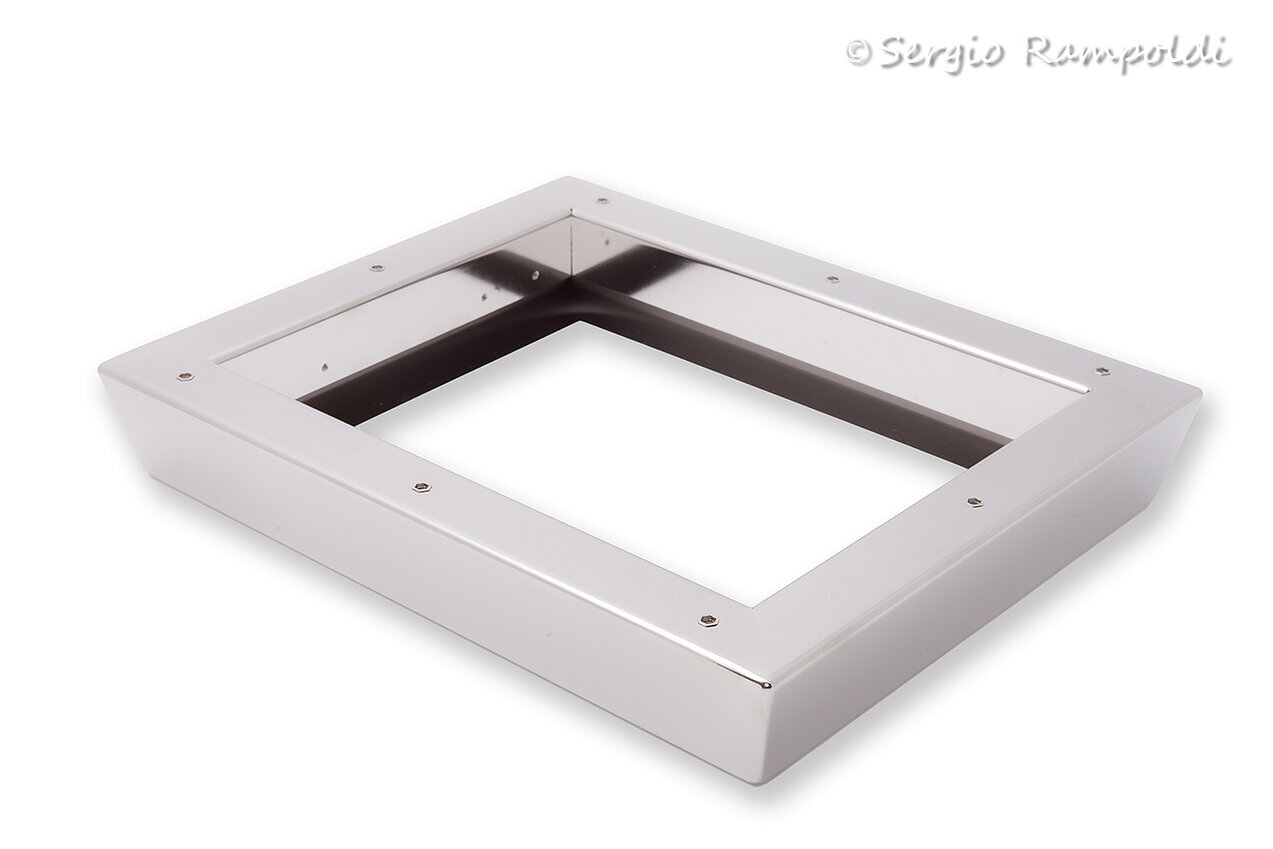 Un pezo di produzione, una cornice in inox Un manufatto ripreso proprio con lo stile still life su fondo bianco per evindenziare la lavorazione