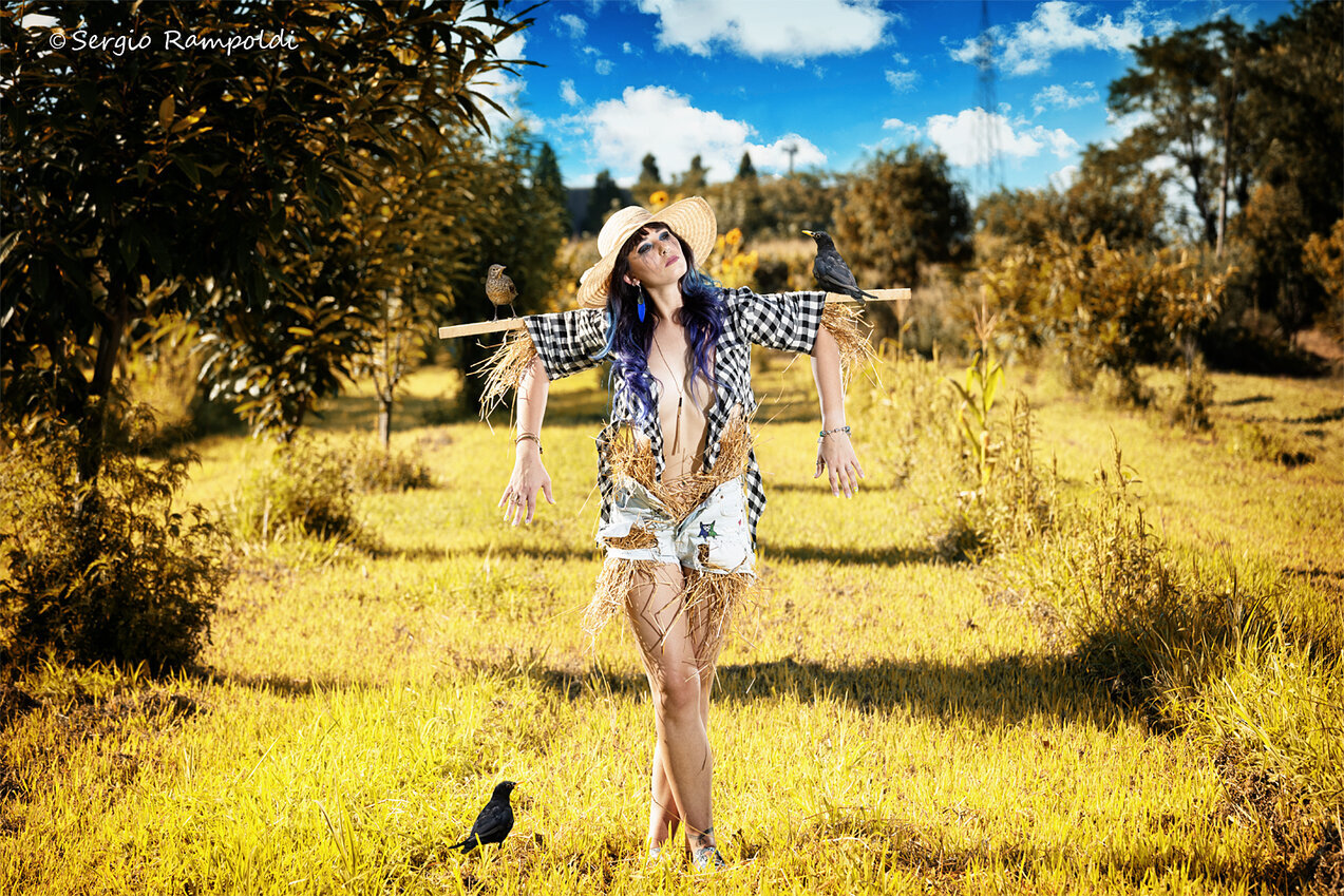 Lo spaventapasseri Un ritratto di uno spaventapasseri umano ricostruito con una modella d'eccezzione, Lucrezia