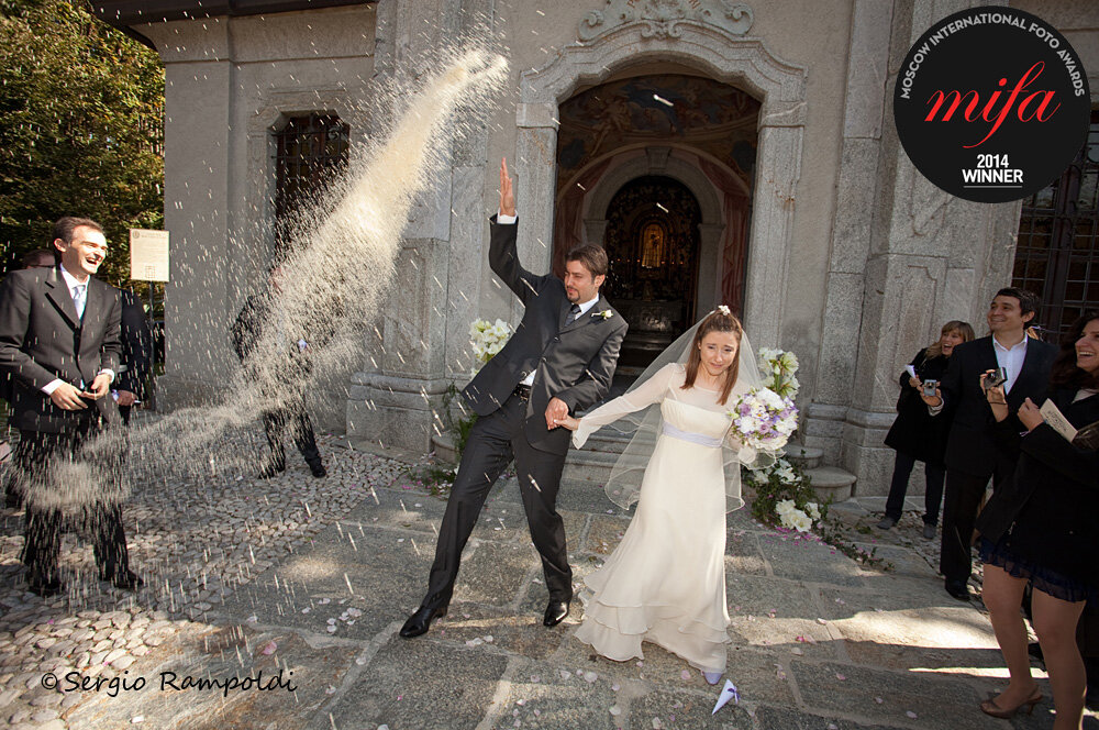 Un lancio del riso molto ma molto abbondante agli Sposi all'uscita da Chiesa. Foto premiata al MIFA